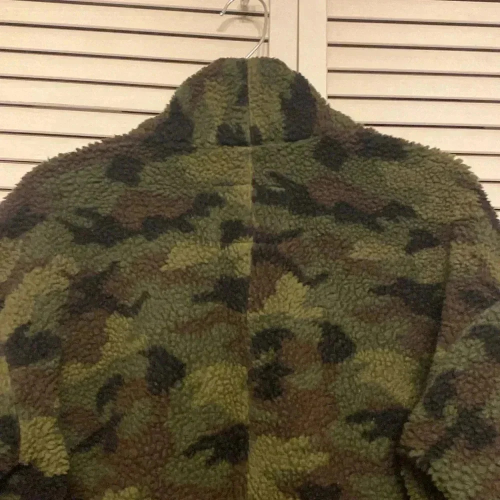 American Eagle Camo Sherpa Jacket Size Medium. - Picture 8 of 9
